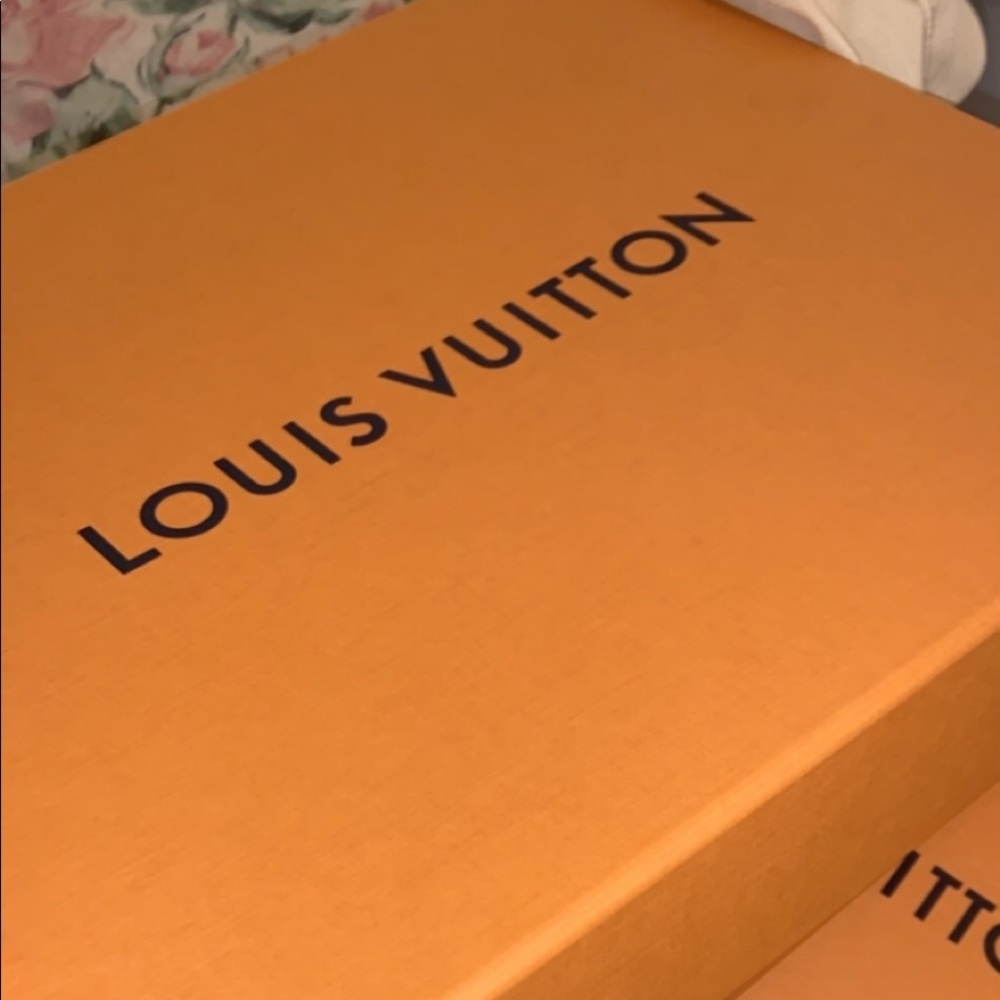 2 Lv boxes with bag and card !